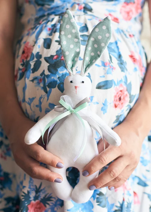 unique props for easter photo ideas, Easter maternity shoot, Easter maternity photo ideas, Easter pregnancy photoshoot, spring maternity photography