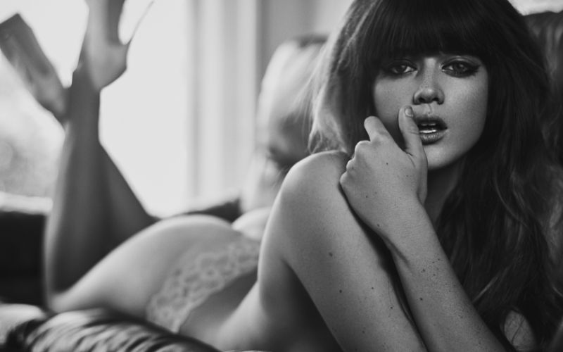 boudoir black and white skin retouching, skin smoothing photoshop,skin retouching,professional skin retouching in photoshop, facial retouching, skin correction photoshop, smoothing out skin in photoshop, photoshop skin retouching