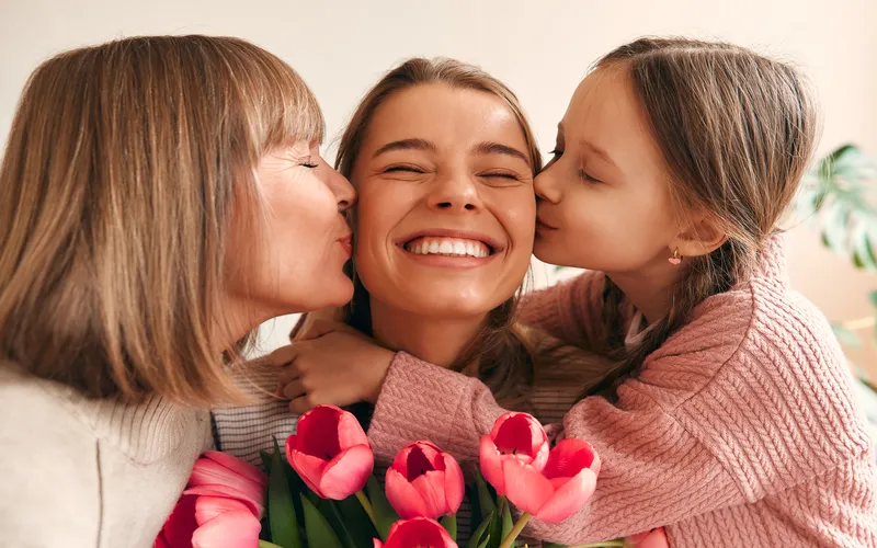 feature image- 10 Best Mother's Day Photoshoot Ideas That You Must Try