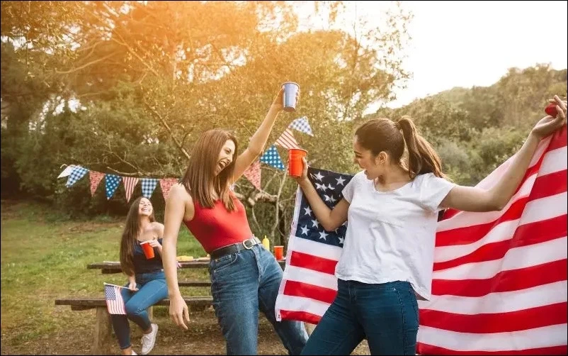 4th of july photoshoot ideas with red, white and blue outfits