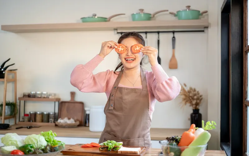 lifestyle portrait of woman cooking in the kitchen