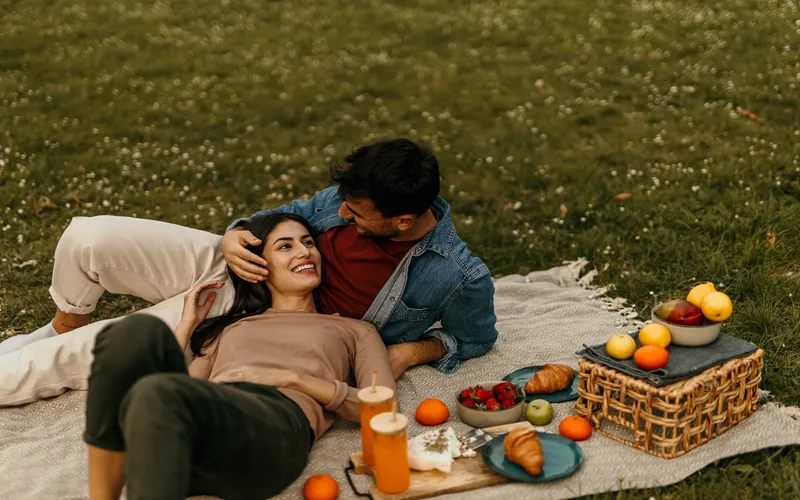 couple's photoshoot on a picnic