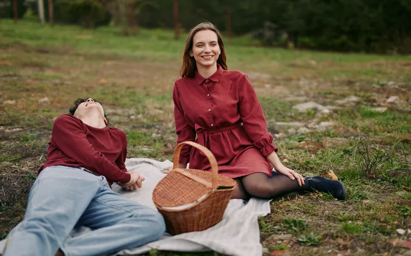 couple outdoor picnic photoshoot in autumn
