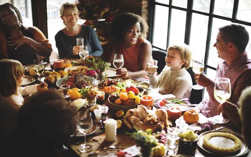 thanksgiving picture ideas while enjoying dinner