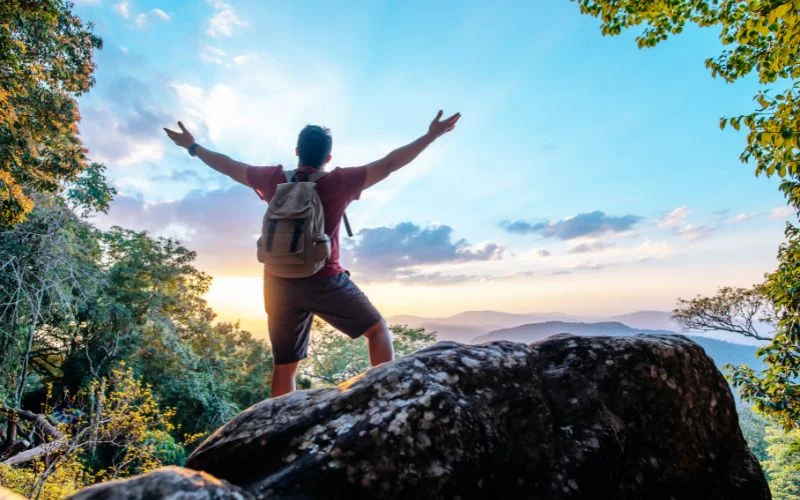 hiking poses with open arms