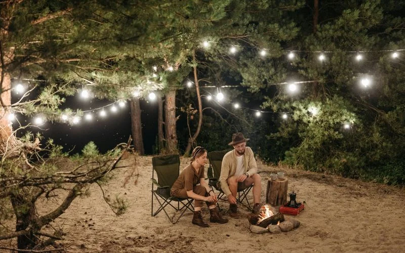 campfire photo ideas for adventure loving couples