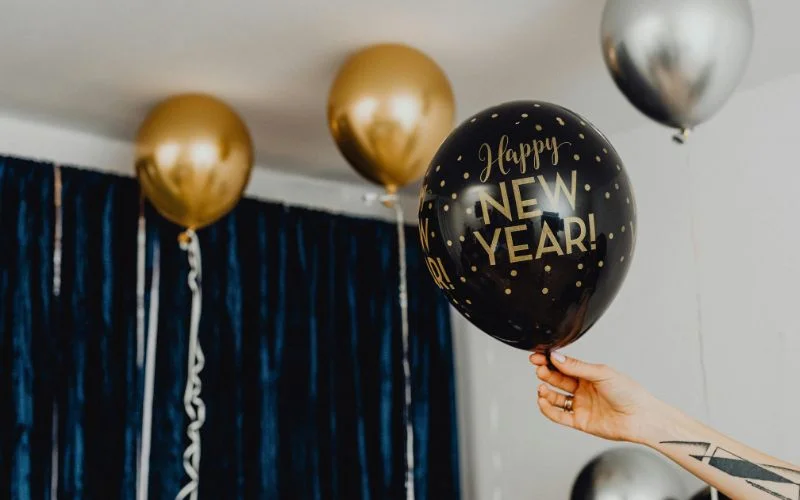 use black and white theme for new year party