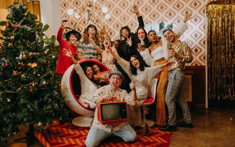 try informal poses for large groups