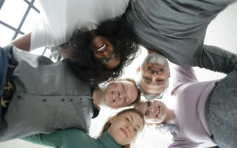 group photography ideas in circle formation