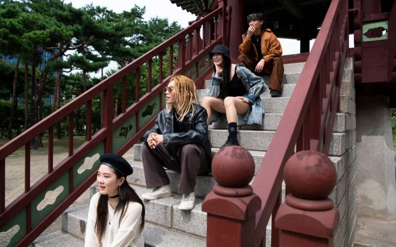 group photography ideas on staircase