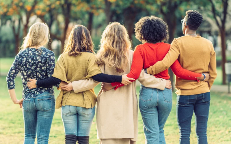 fun group photo ideas with linked arms