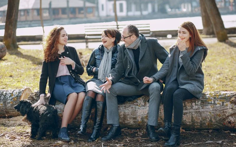 capture people while sitting and chatting