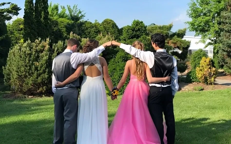 featured image for prom poses