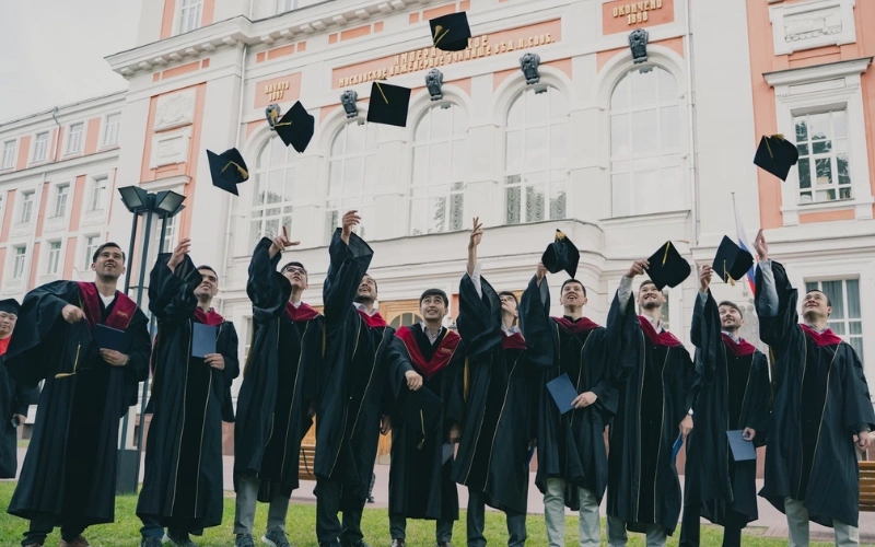 graduation group photo pose