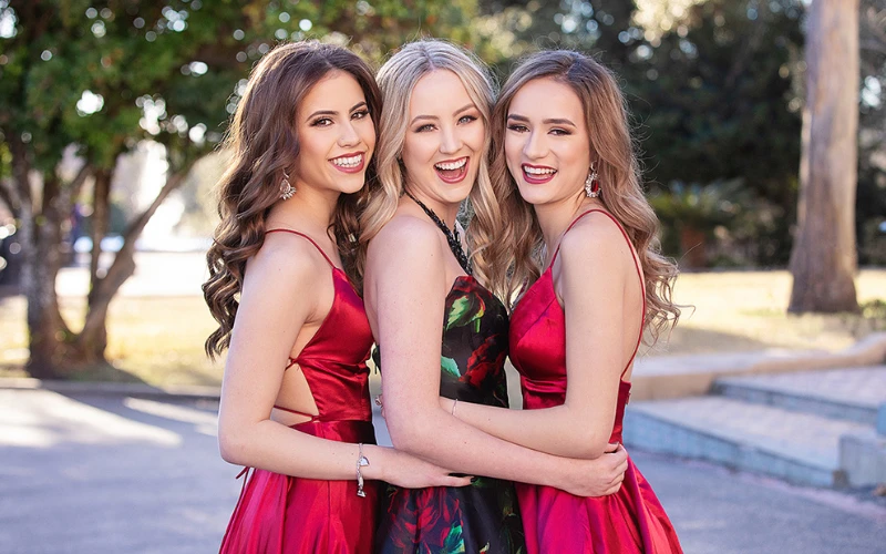 Prom photo pose with friends