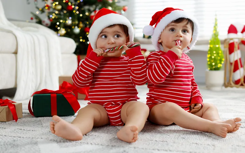 cute newborn photoshoot idea for Christmas