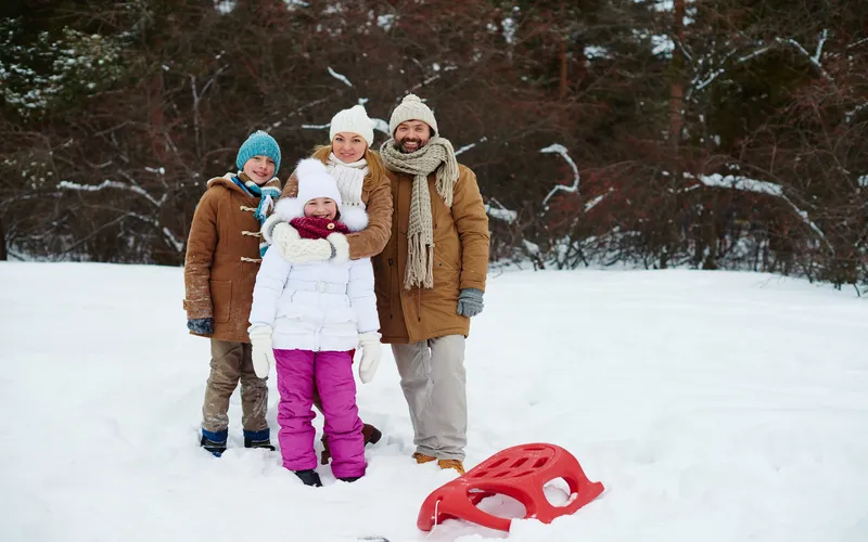 Christmas family photoshoot in snow