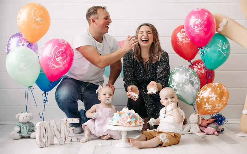 parents celebrating first birthday of twins