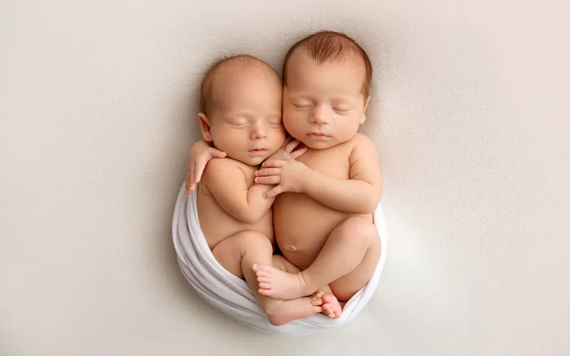 feature image of 11 Cute & Creative Newborn Twin Photoshoot Ideas