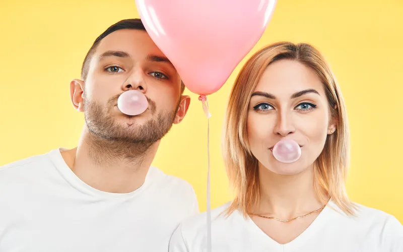 Revealing the gender of a baby by blowing bubblegum