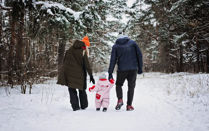 winter family photoshoot in snow