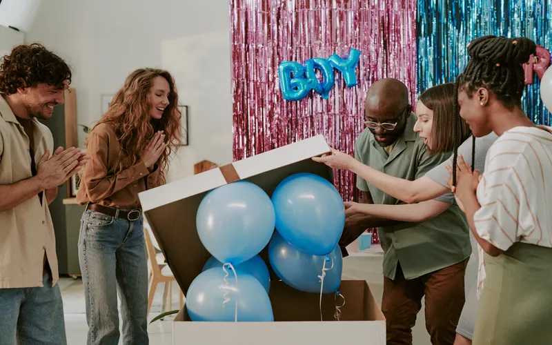gender reveal using balloons in a box