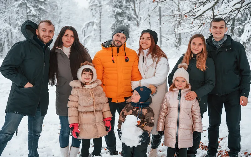 winter photoshoot of a large family