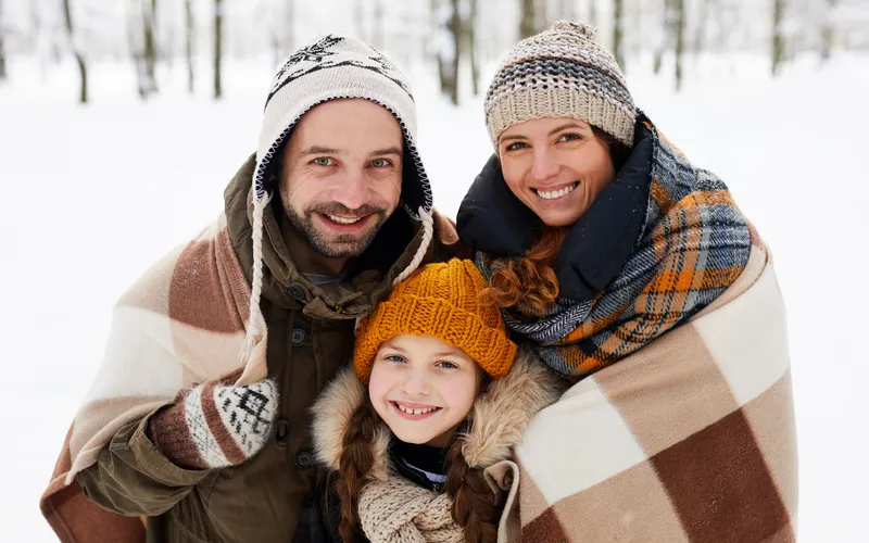winter photoshoot of family hugging