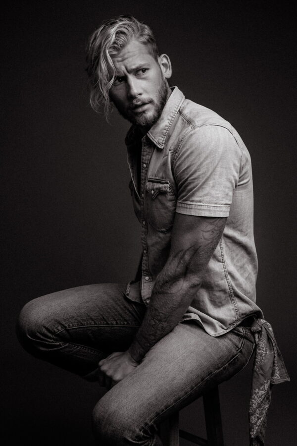 17 Genius Male Poses & Tips for Perfect Portraits in 2025