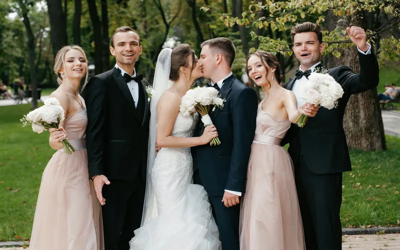 bride, groom, groomsmen and the bridesmaid posing for a photo together