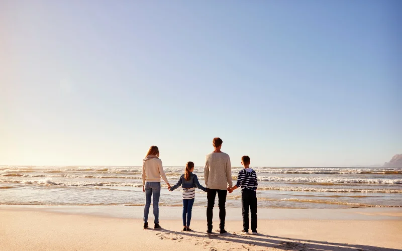 family beach picture ideas, beach family photo poses, beach family photo shoot ideas, beach family photography ideas