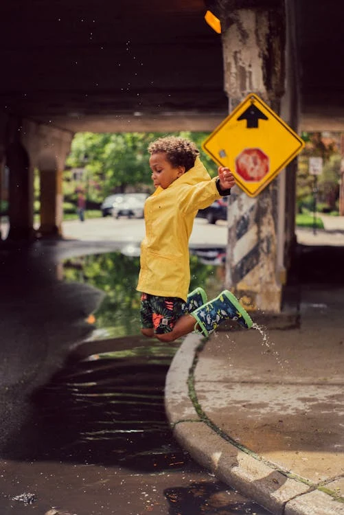 rainy day photo ideas, rain photoshoot ideas, raindrops on flowers, rainy day picture ideas, Playing in the Rain Photos, outdoor rainy day photoshoot, umbrella photo ideas, street photography in the rain