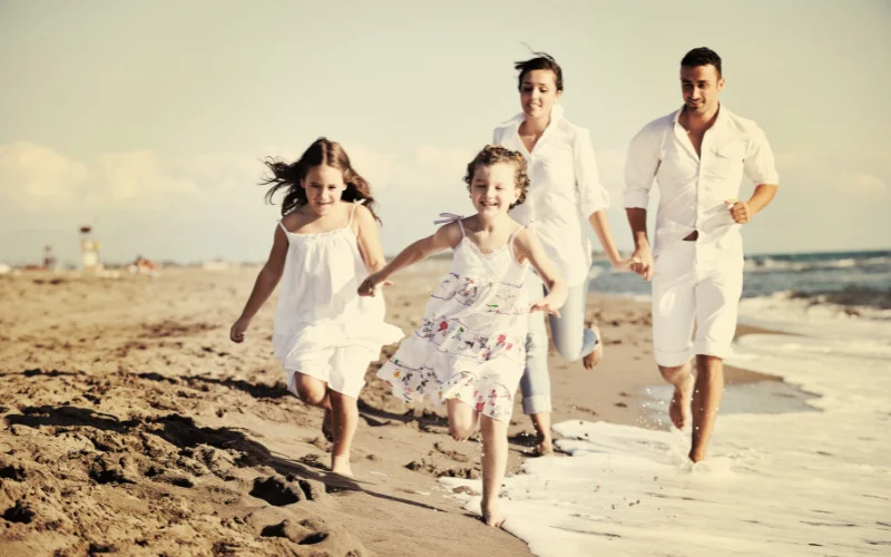 family beach picture ideas, beach family photo poses, beach family photo shoot ideas, beach family photography ideas