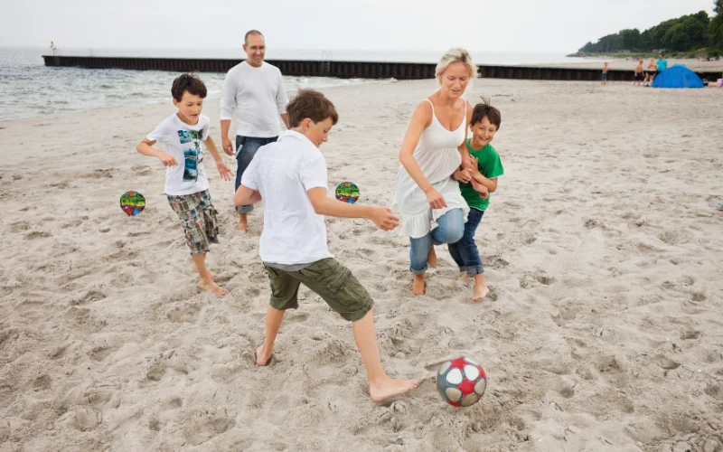 family beach picture ideas, beach family photo poses, beach family photo shoot ideas, beach family photography ideas