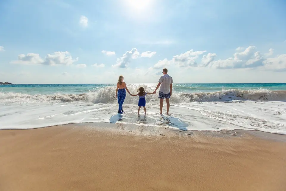 family beach picture ideas, beach family photo poses, beach family photo shoot ideas, beach family photography ideas