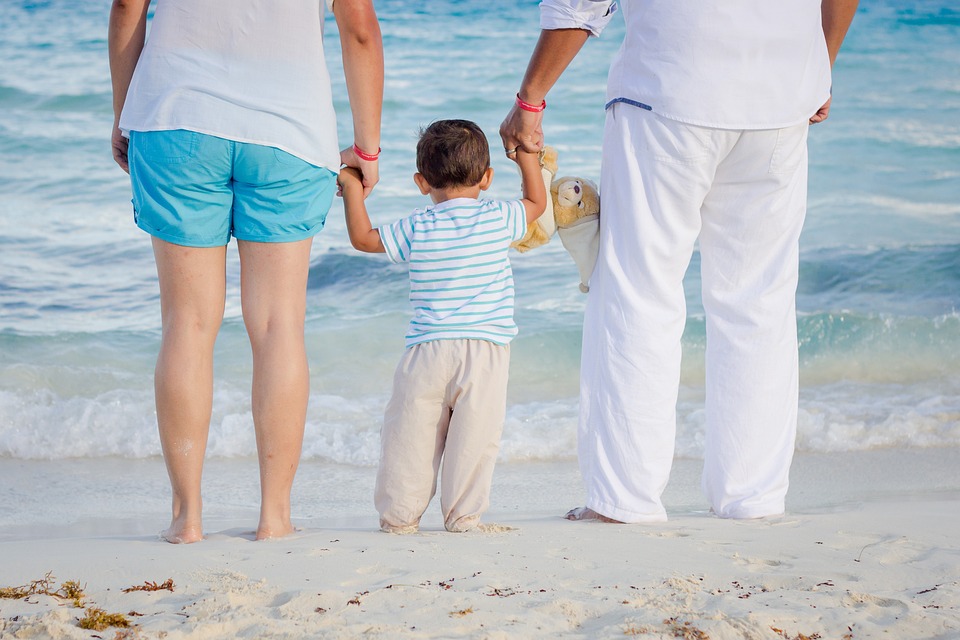 family beach picture ideas, beach family photo poses, beach family photo shoot ideas, beach family photography ideas