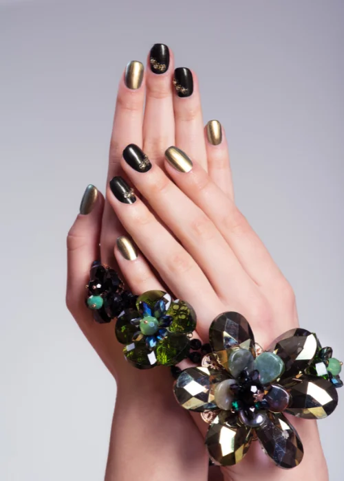 hand poses for nail pictures, hand pose for photos, hand poses for pictures, Hand Poses For Men, posing hands in portraits, woman hand poses