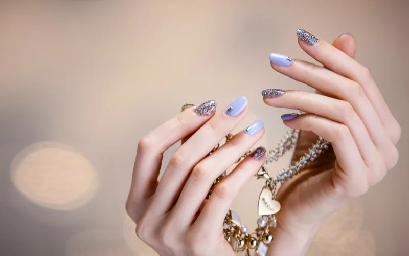 hand poses for nail pictures, hand pose for photos, hand poses for pictures, Hand Poses For Men, posing hands in portraits, woman hand poses