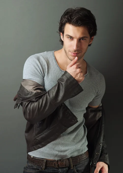 hand poses for nail pictures, hand pose for photos, hand poses for pictures, Hand Poses For Men, posing hands in portraits, woman hand poses