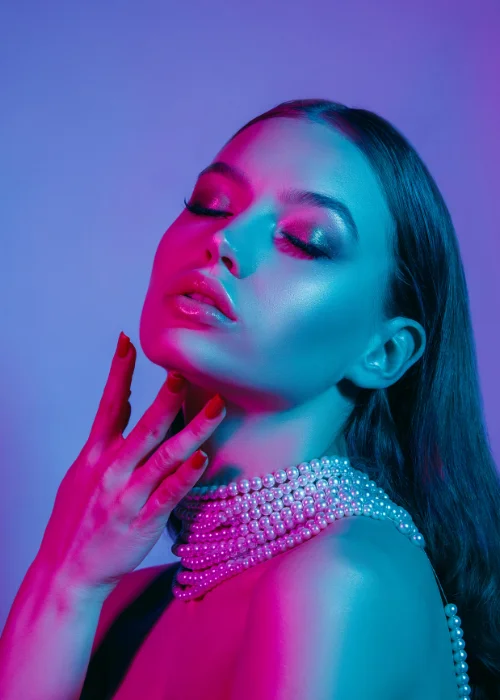 hand poses for nail pictures, hand pose for photos, hand poses for pictures, Hand Poses For Men, posing hands in portraits, woman hand poses
