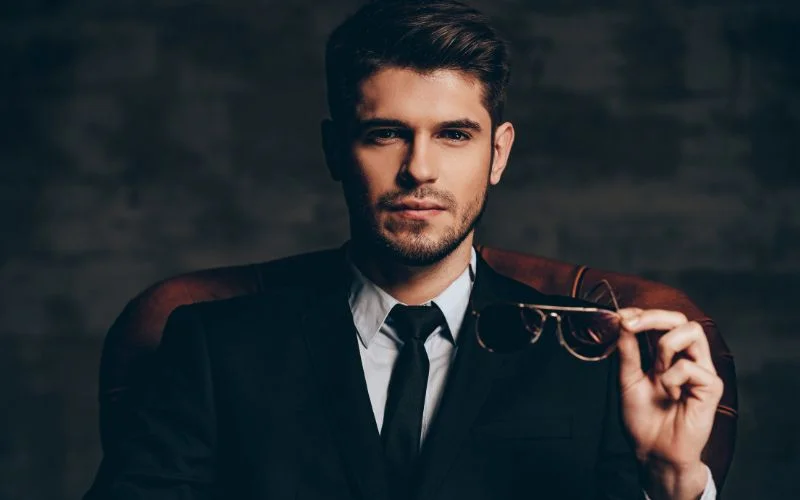 hand poses for pictures for men holding glasses