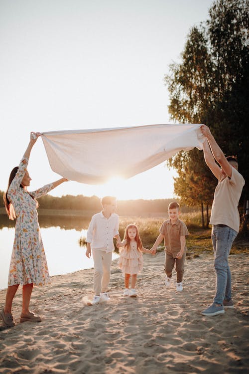 family beach picture ideas, beach family photo poses, beach family photo shoot ideas, beach family photography ideas