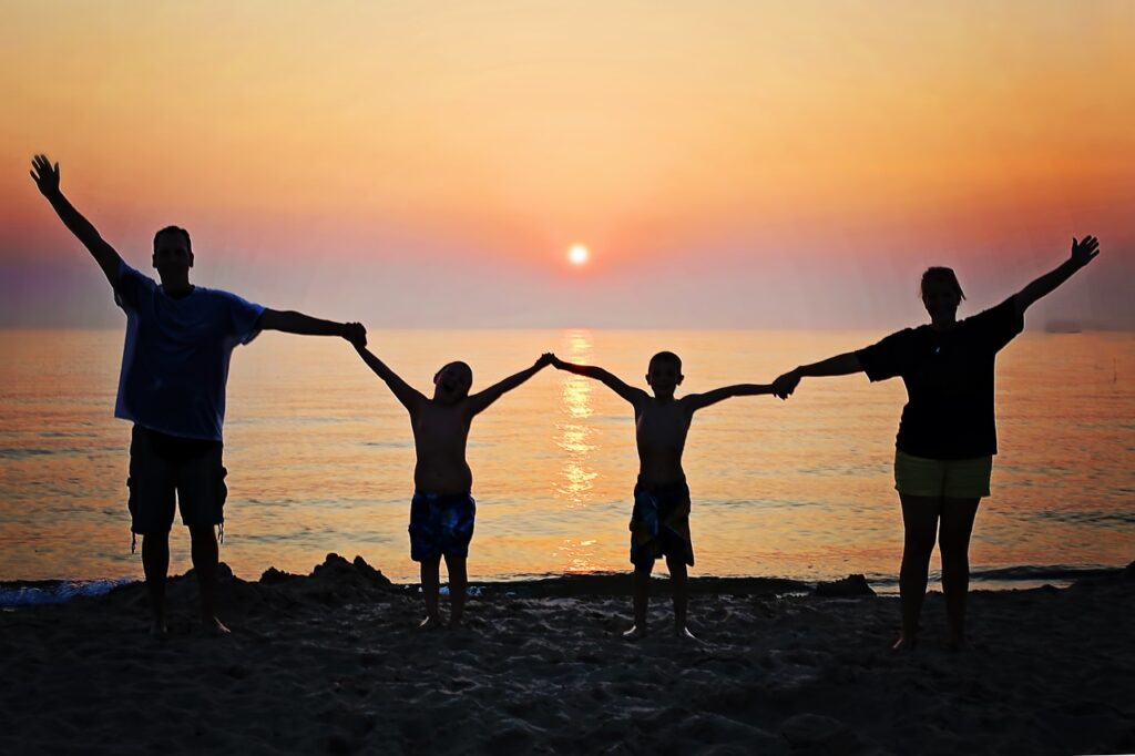 family beach picture ideas, beach family photo poses, beach family photo shoot ideas, beach family photography ideas