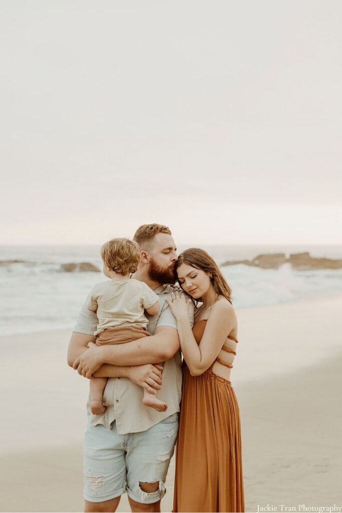 family beach picture ideas, beach family photo poses, beach family photo shoot ideas, beach family photography ideas