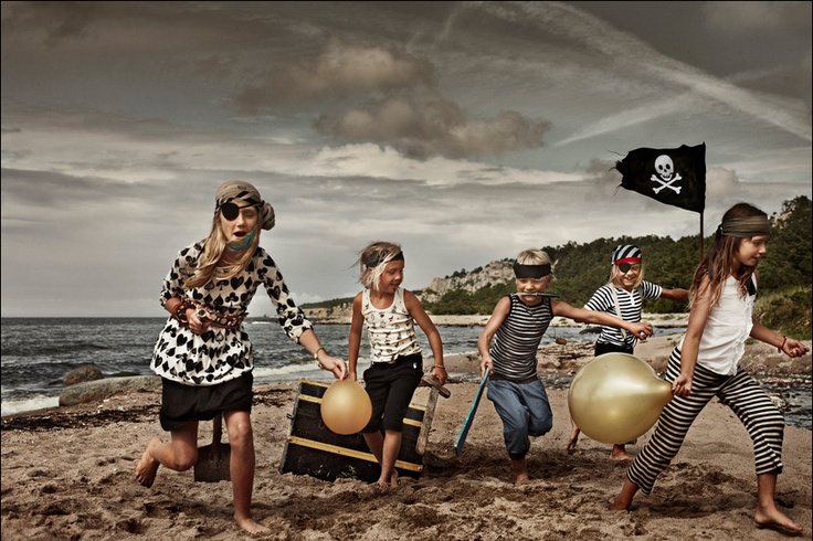 family beach picture ideas, beach family photo poses, beach family photo shoot ideas, beach family photography ideas