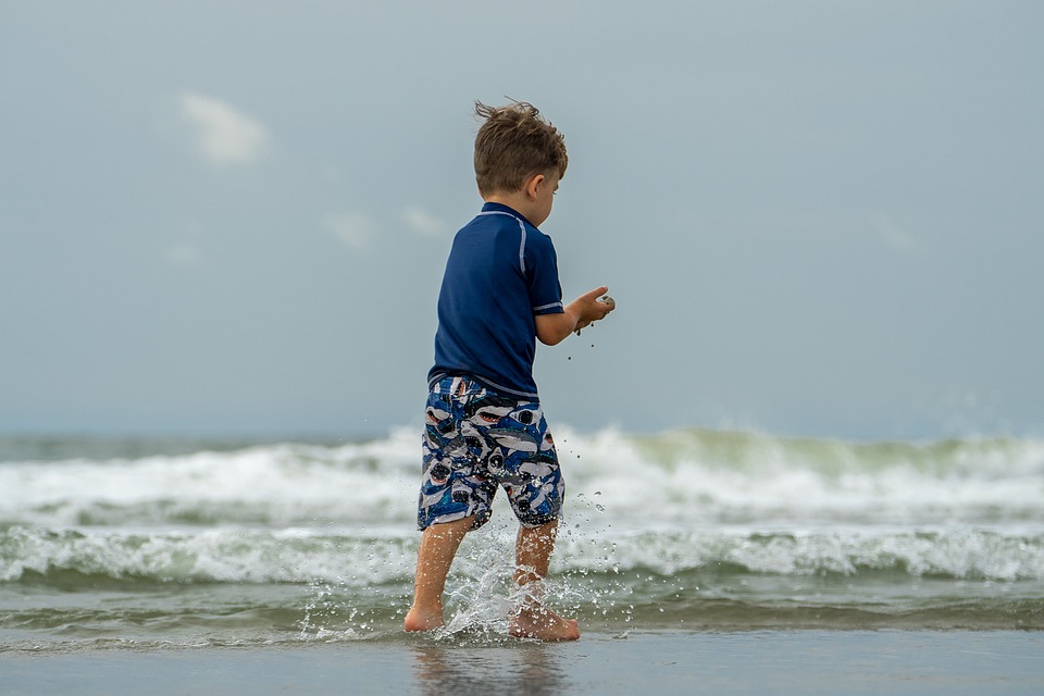 family beach picture ideas, beach family photo poses, beach family photo shoot ideas, beach family photography ideas