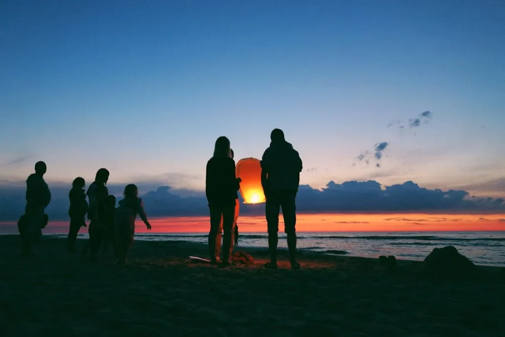 family beach picture ideas, beach family photo poses, beach family photo shoot ideas, beach family photography ideas