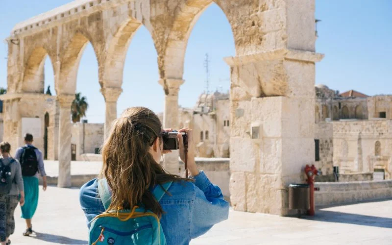 travel photography techniques featured image
