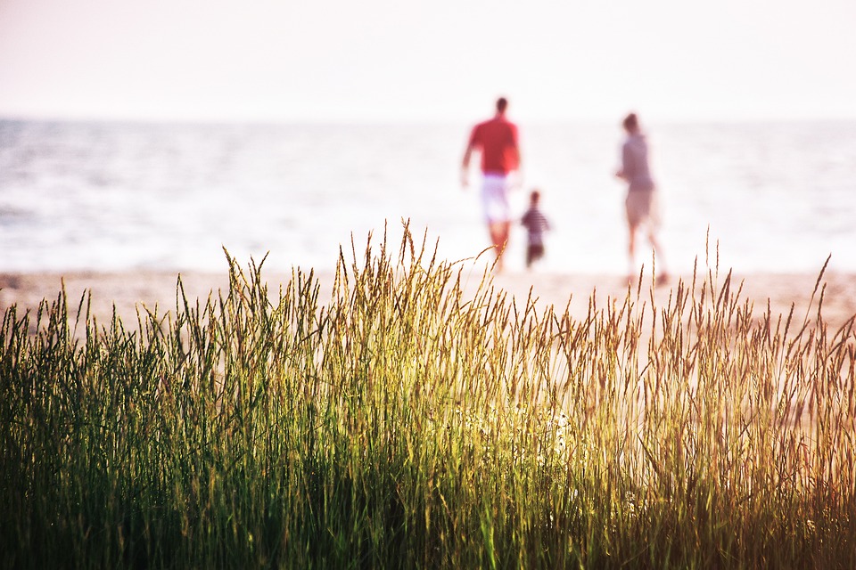 family beach picture ideas, beach family photo poses, beach family photo shoot ideas, beach family photography ideas