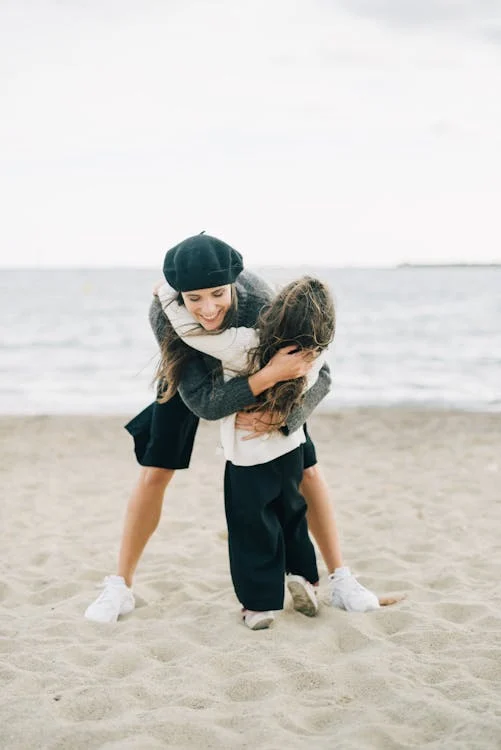 family beach picture ideas, beach family photo poses, beach family photo shoot ideas, beach family photography ideas